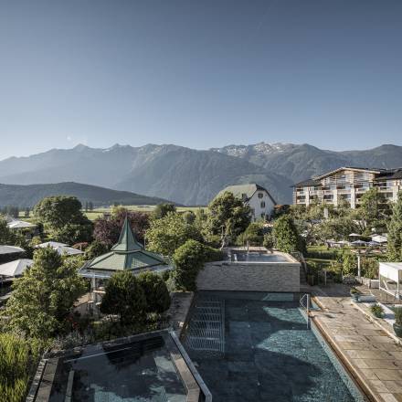 Panoramablick über Wellnessbereich im Alpenresort Schwarz