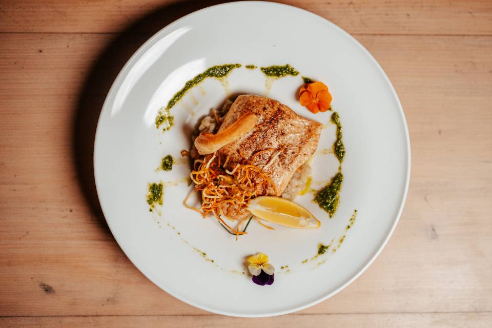 Fischgericht mit Pesto und Zitrone