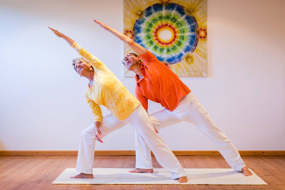 Mann und Frau praktizieren Yoga