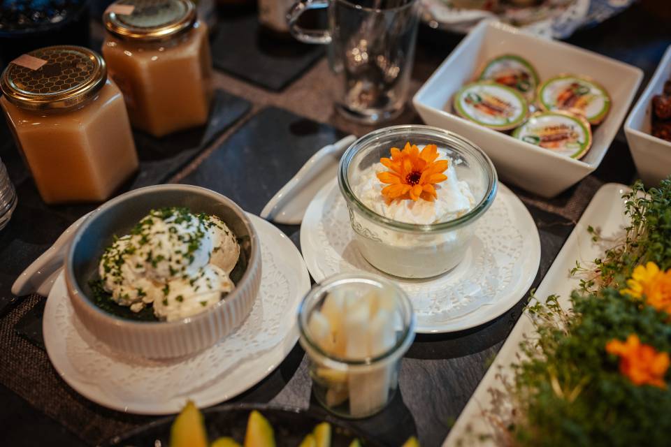 Quark und Honig am Frühstücksbuffet im Hotel