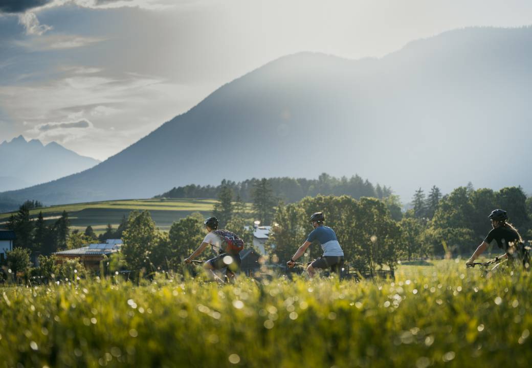 Gruppe von Radfahrern im Sommer
