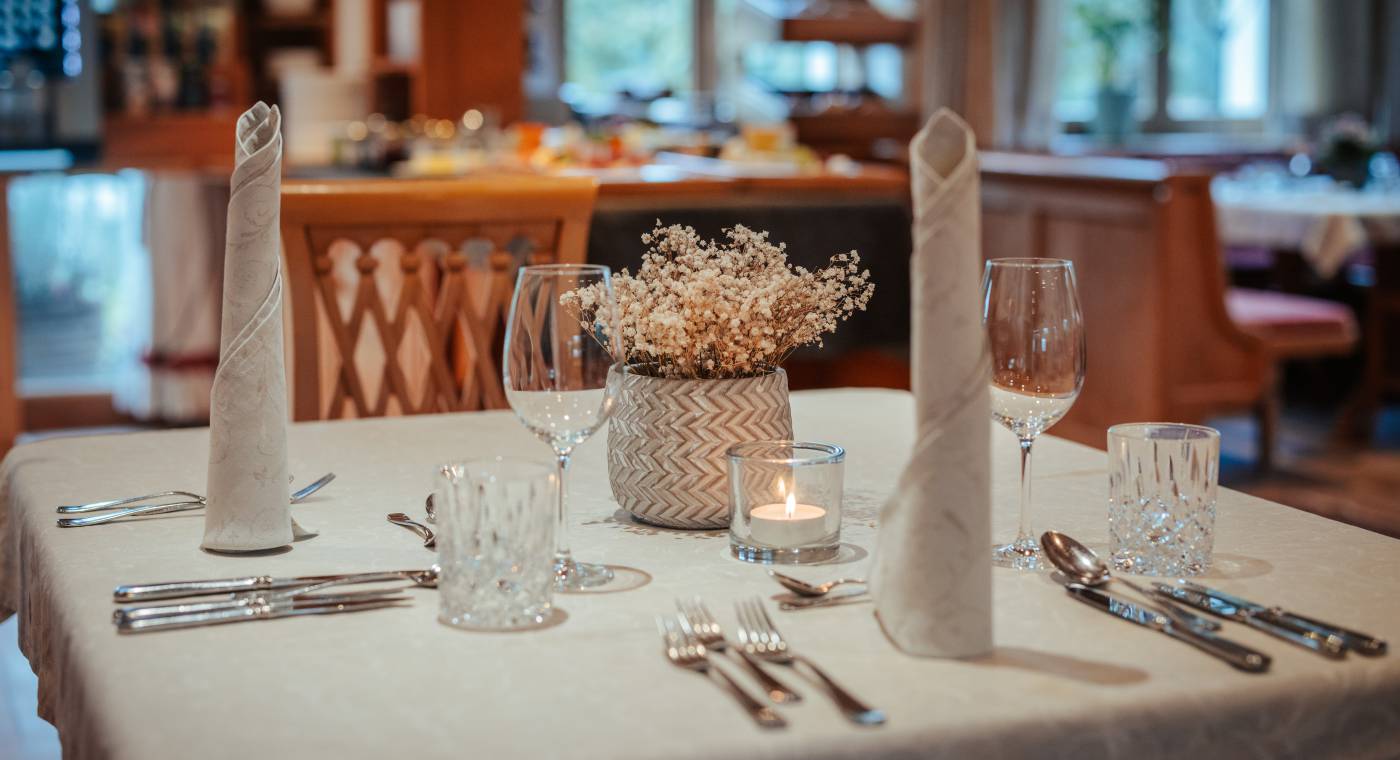 gedeckter Tisch im Restaurant des Biohotel Schweitzer