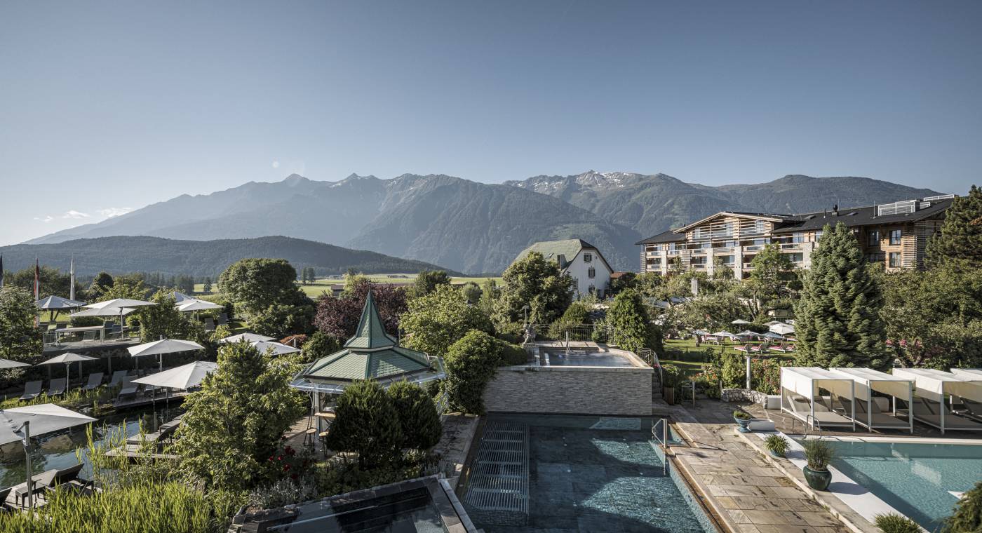 Panoramablick über Wellnessbereich im Alpenresort Schwarz