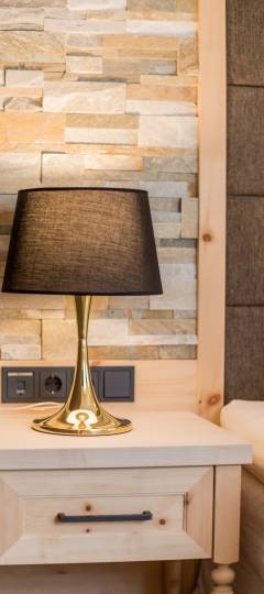 Nachttisch aus Holz und Lampe