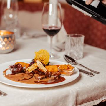 Fleischgericht mit Kroketten und Rotweinsauce