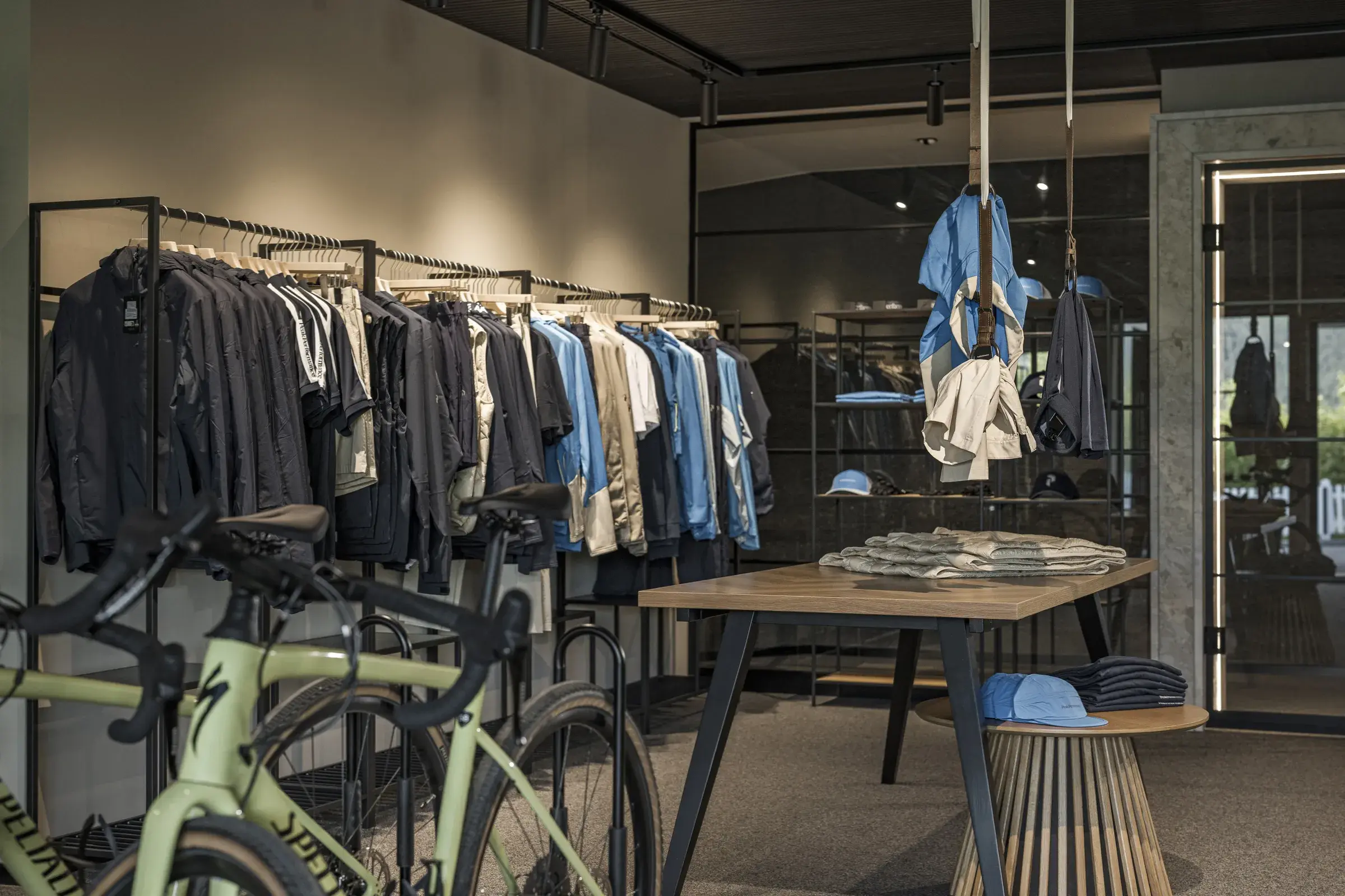 Sport Center mit Radbekleidung und grünem Specialized-Bike im Bike-Shop des Alpenresort Schwarz